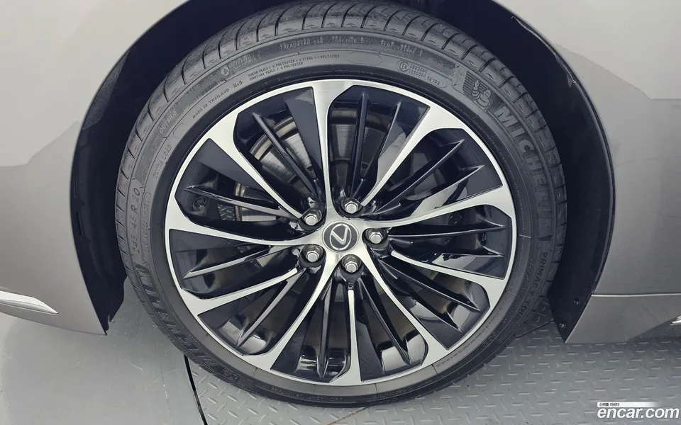 Lexus LS 500 3.5 AWD 2023 — миниатюра 2