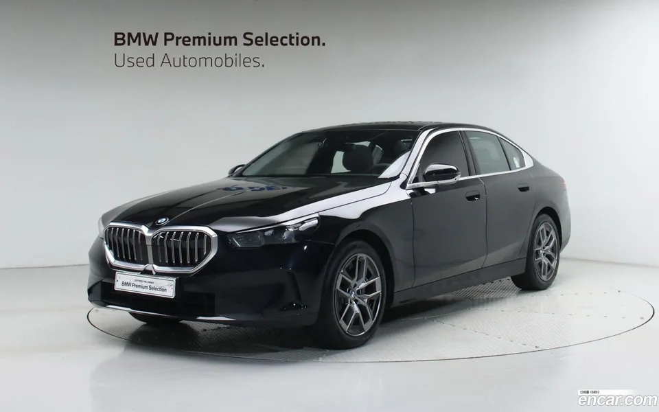BMW 5 Series 530i xDrive 2025 — фото 1, купить с доставкой в Москву
