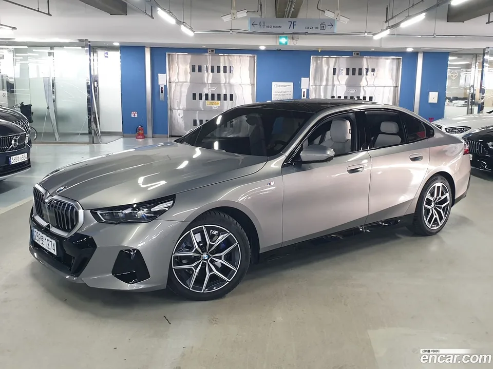 BMW 5 Series 520i M 2025 — фото 1, купить с доставкой в Москву