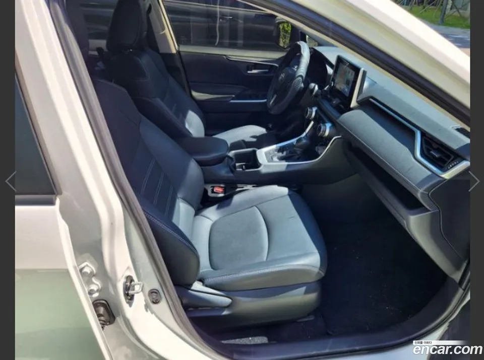 Toyota RAV4 2.5 2WD XLE 2024 — миниатюра 2
