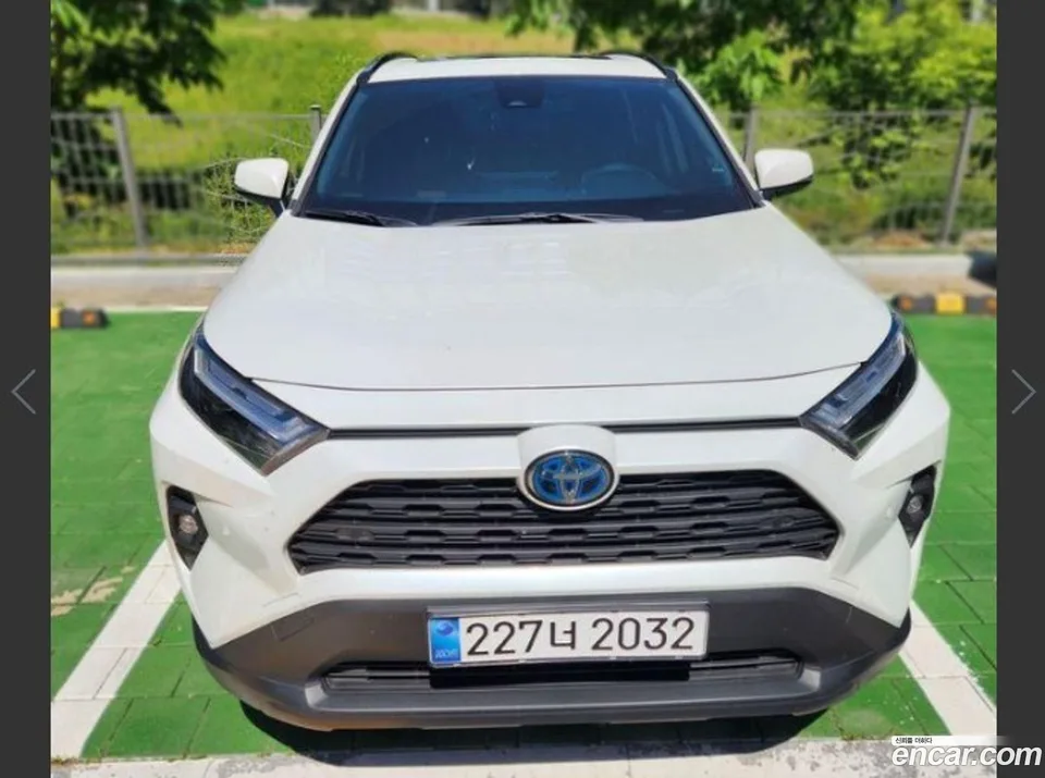 Toyota RAV4 2.5 2WD XLE 2024 — фото 1, купить с доставкой в Москву