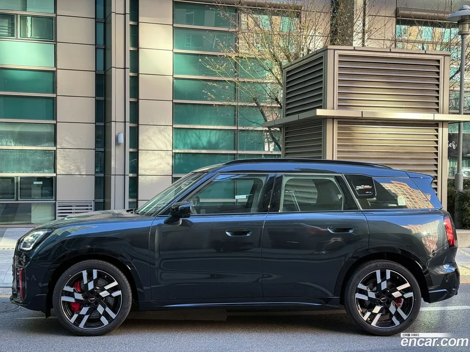 MINI Cooper S Countryman ALL4 JCW 2026 — миниатюра 3