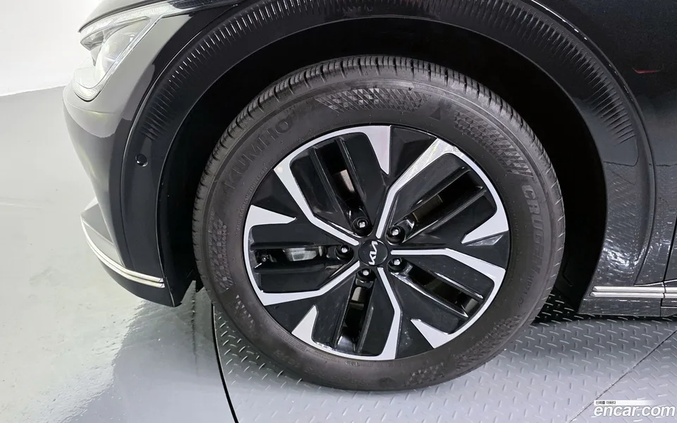 Kia EV6 2023 — миниатюра 2