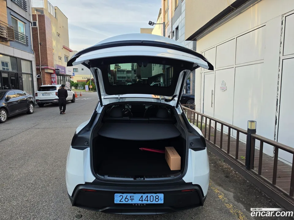 Tesla Model Y AWD 2026 — миниатюра 2