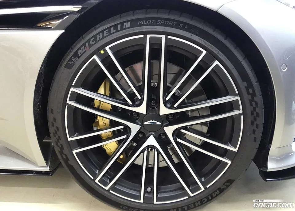 Aston Martin DB12 4.0 V8 2025 — миниатюра 2