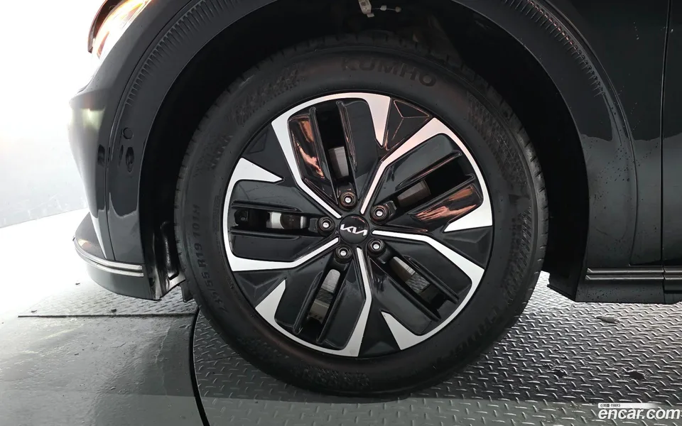 Kia EV6 2023 — миниатюра 2