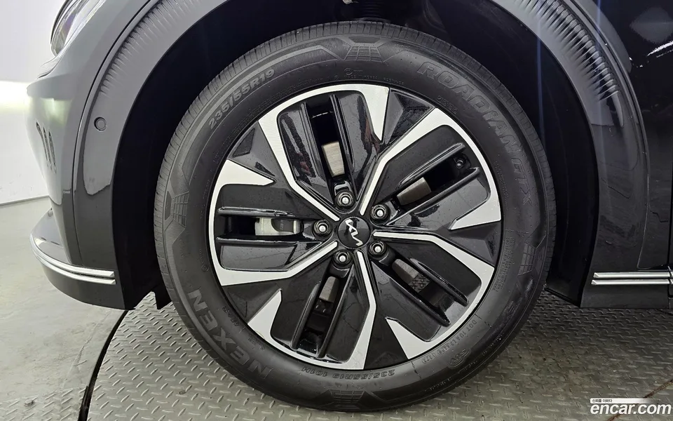 Kia EV6 2023 — миниатюра 2