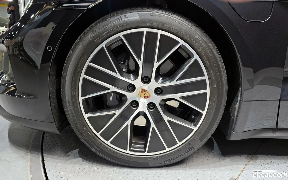 Porsche Taycan 2024 — миниатюра 2