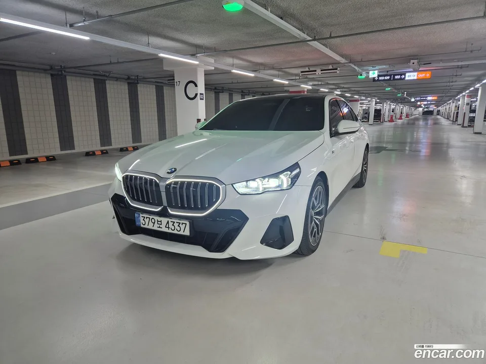 BMW 5 Series 520i M 2024 — фото 1, купить с доставкой в Москву