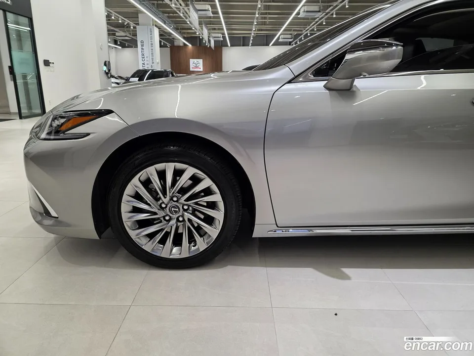 Lexus ES 300h 2025 — миниатюра 2