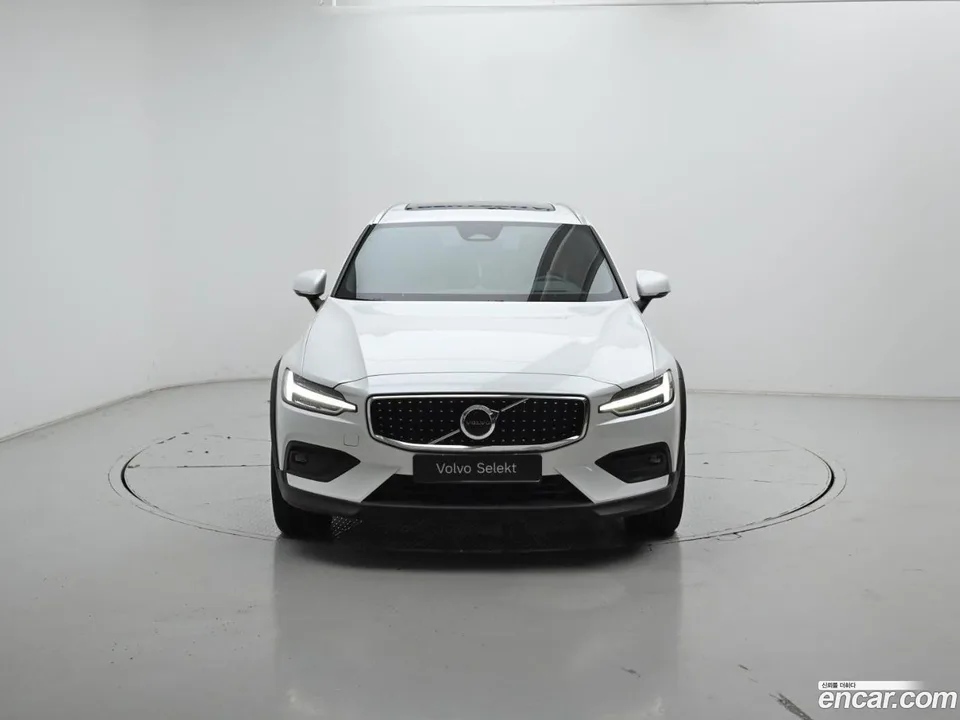 Volvo V60 Cross Country B5 AWD 2025 — миниатюра 3