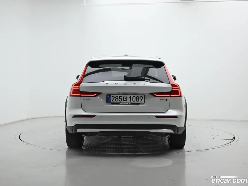 Volvo V60 Cross Country B5 AWD 2025 — миниатюра 4
