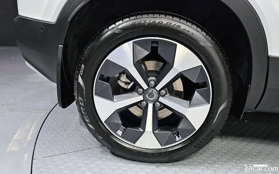 Volvo XC40 B4 2025 — миниатюра 2