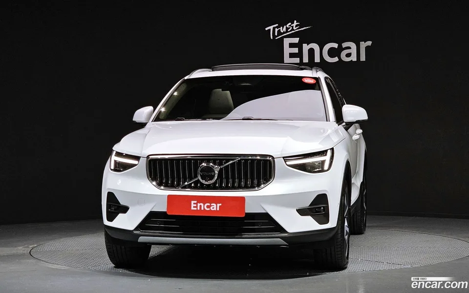 Volvo XC40 B4 2025 — миниатюра 3