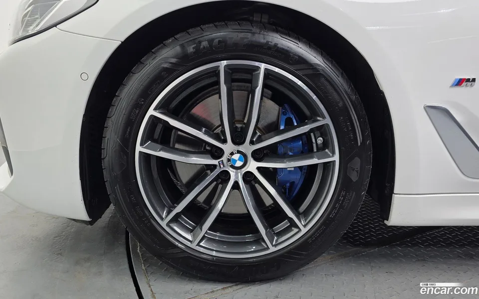 BMW 5 Series 520i M 2023 — миниатюра 2
