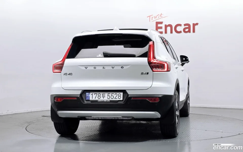 Volvo XC40 B4 2023 — миниатюра 4