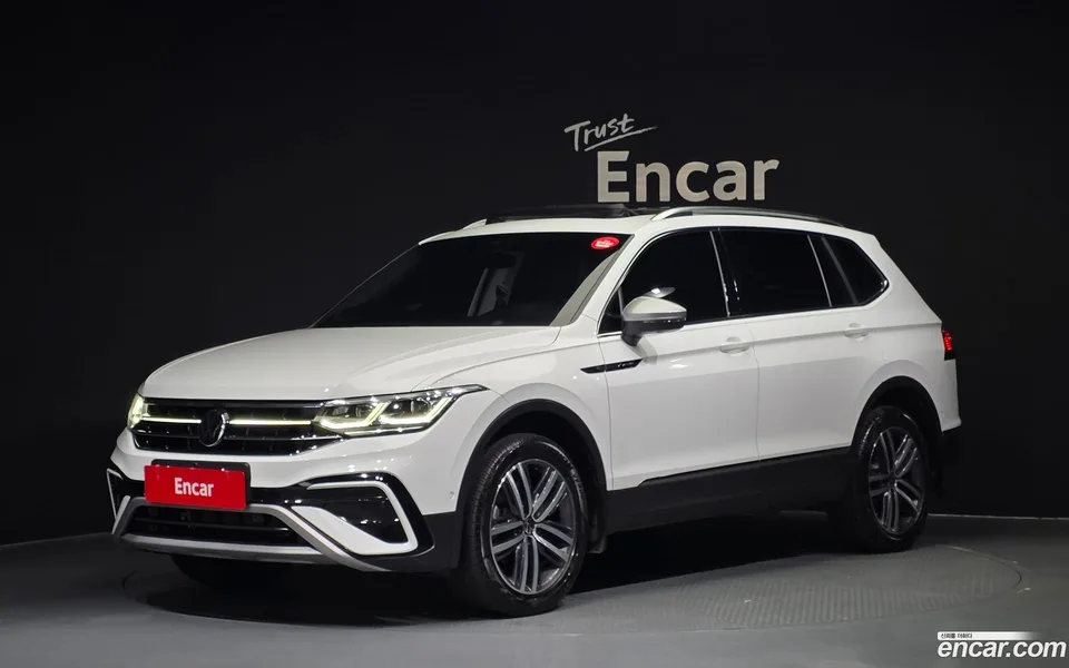Volkswagen Tiguan Allspace 2.0 TSI 2023 — фото 1, купить с доставкой в Москву