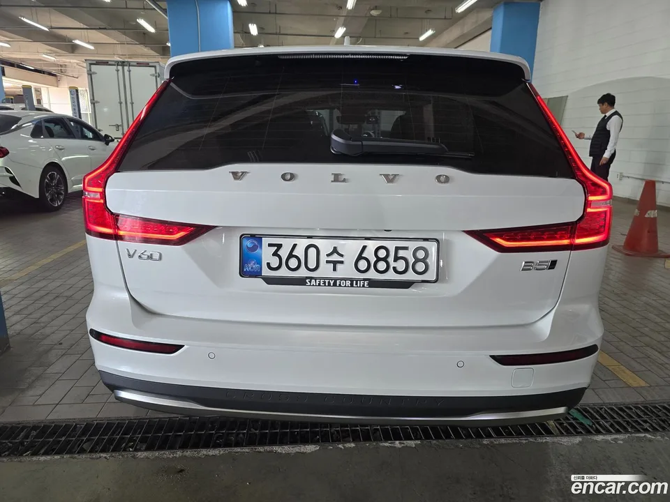 Volvo V60 Cross Country B5 AWD 2025 — миниатюра 3