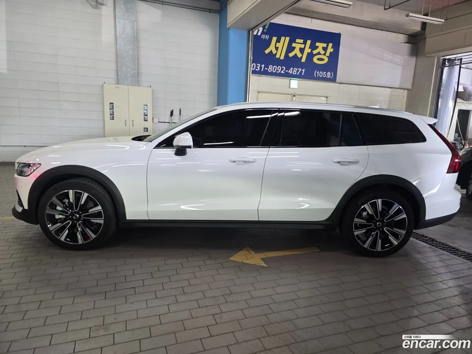 Volvo V60 Cross Country B5 AWD 2025 — миниатюра 4
