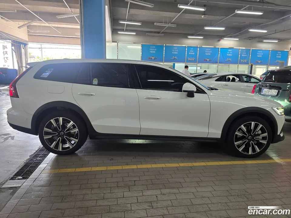 Volvo V60 Cross Country B5 AWD 2025 — миниатюра 5