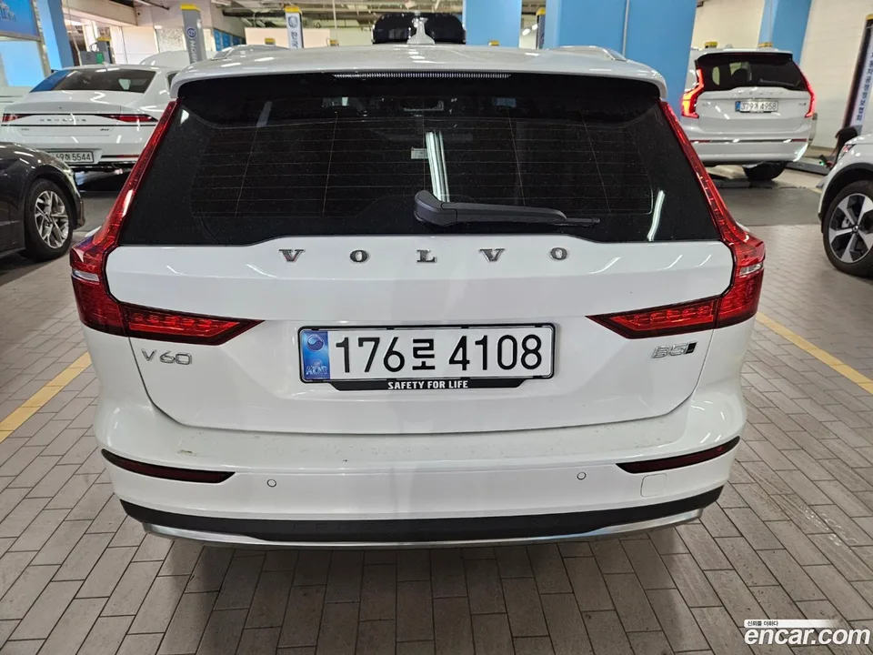 Volvo V60 Cross Country B5 AWD 2025 — миниатюра 3