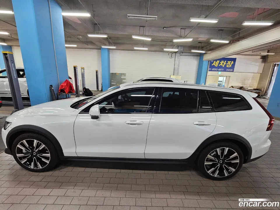 Volvo V60 Cross Country B5 AWD 2025 — миниатюра 4
