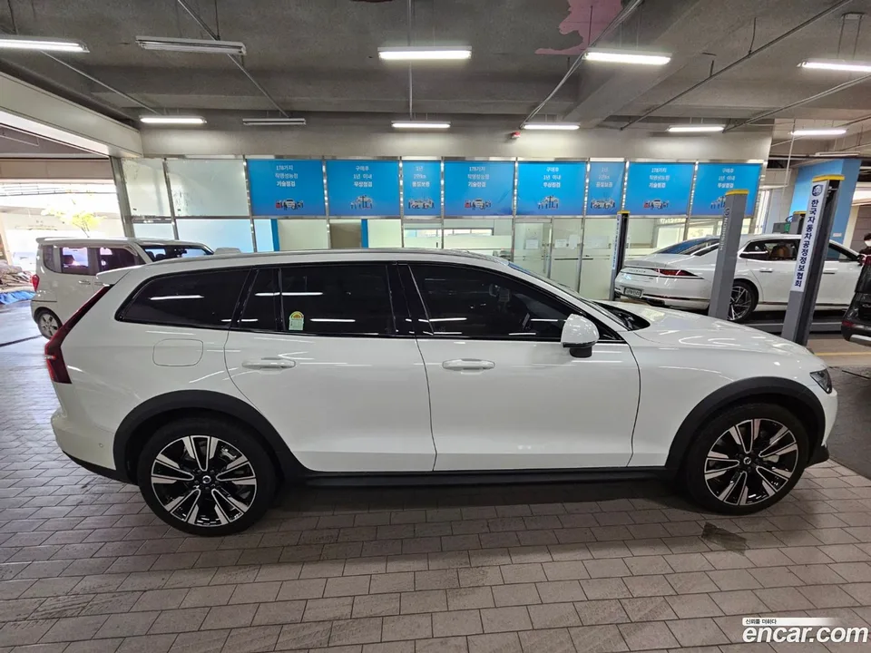 Volvo V60 Cross Country B5 AWD 2025 — миниатюра 5