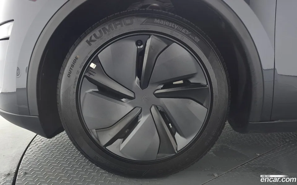 Tesla Model Y AWD 2025 — миниатюра 5