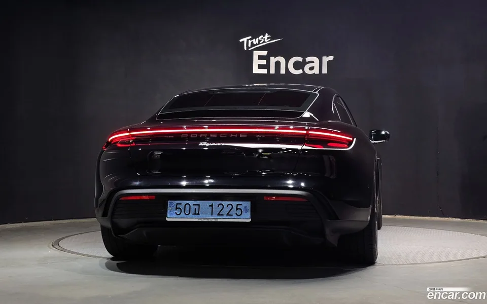 Porsche Taycan 2024 — миниатюра 4