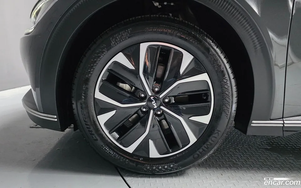 Kia EV6 2023 — миниатюра 2