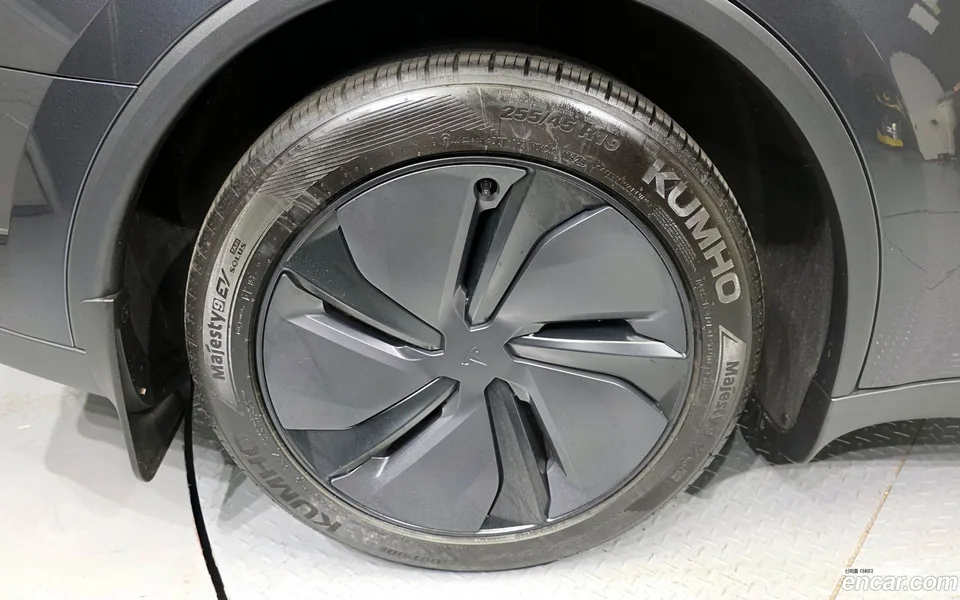 Tesla Model Y RWD 2025 — миниатюра 5