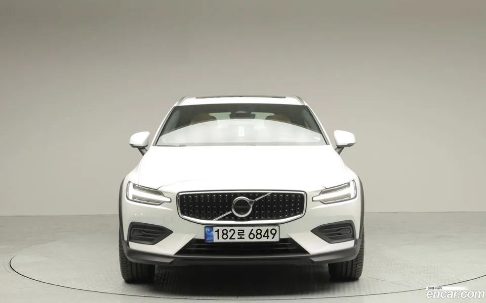 Volvo V60 Cross Country B5 AWD 2025 — миниатюра 3