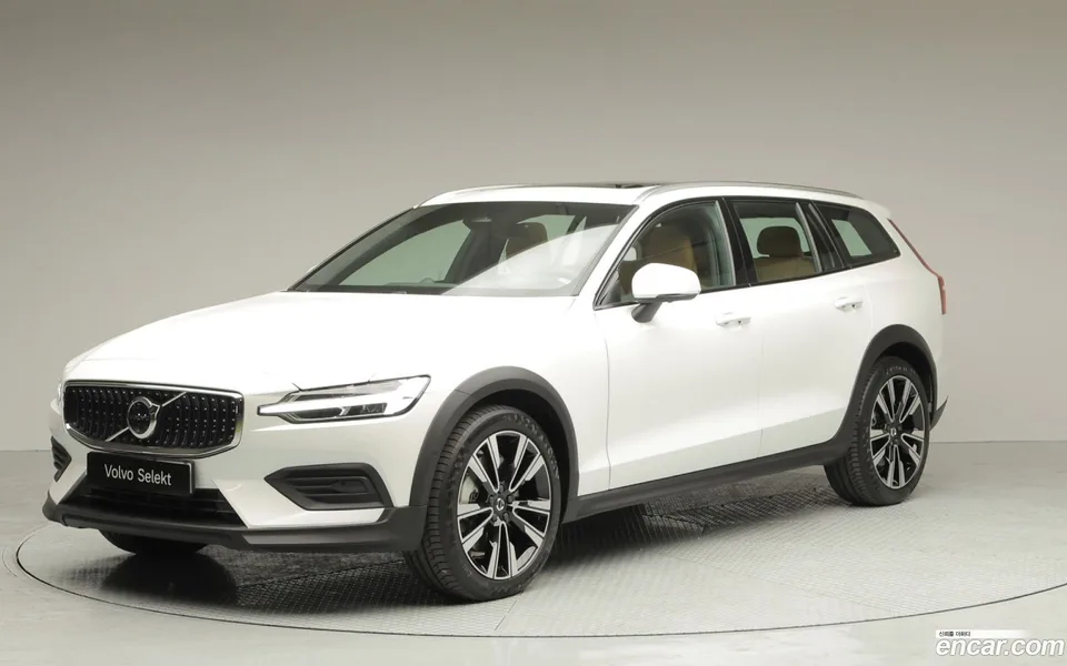 Volvo V60 Cross Country B5 AWD 2025 — фото 1, купить с доставкой в Москву