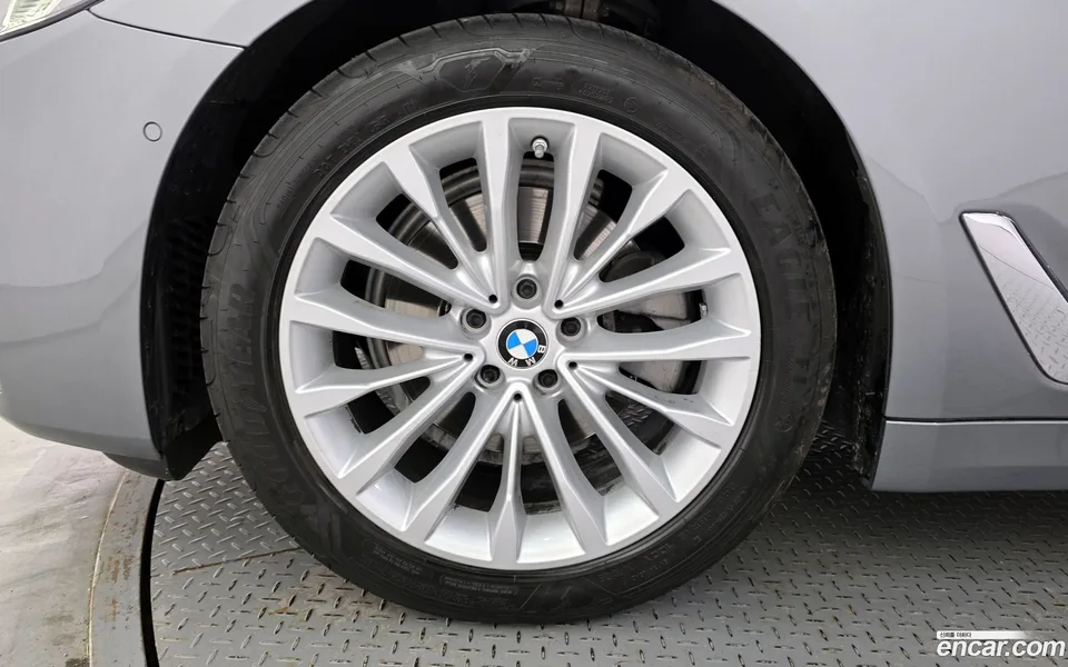 BMW 5 Series 520i 2023 — миниатюра 2