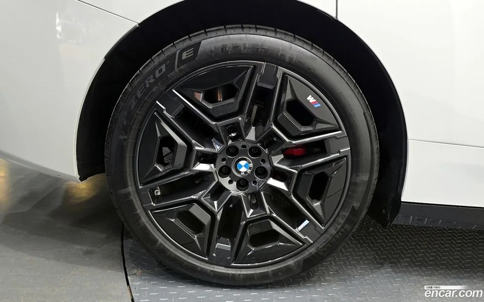 BMW iX xDrive60 M 2025 — миниатюра 2