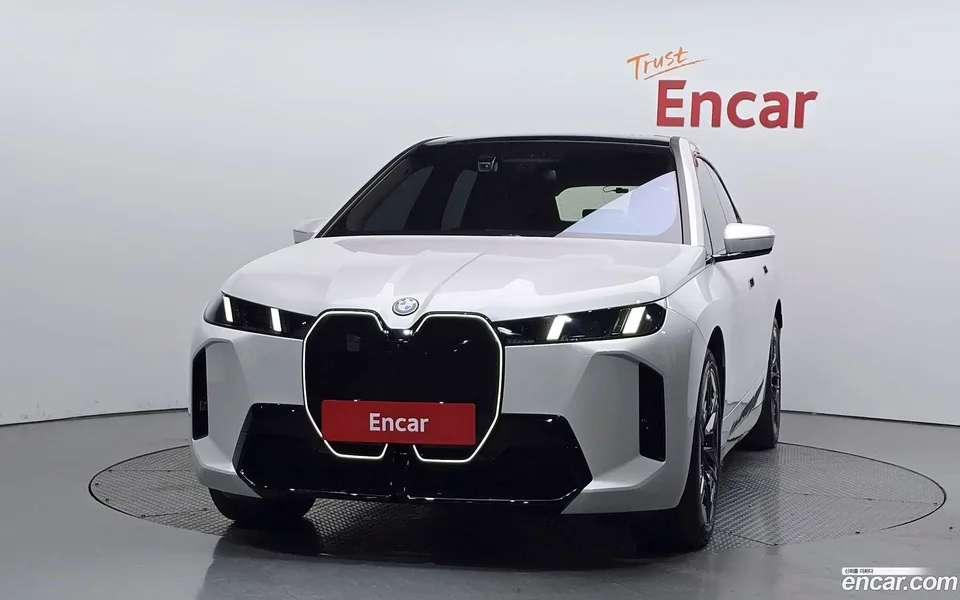 BMW iX xDrive60 M 2025 — миниатюра 3