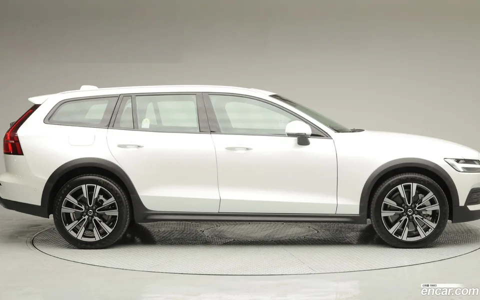 Volvo V60 Cross Country B5 AWD 2025 — миниатюра 3