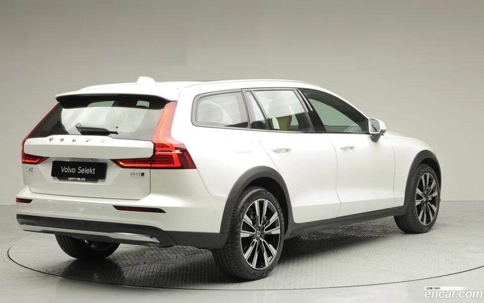 Volvo V60 Cross Country B5 AWD 2025 — миниатюра 4