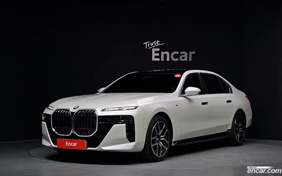 BMW 7 Series 740i sDrive M 2023 — фото 1, купить с доставкой в Москву