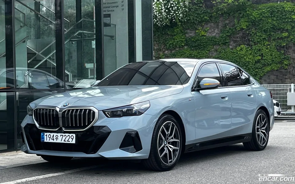 BMW 5 Series 520i M 2024 — фото 1, купить с доставкой в Москву