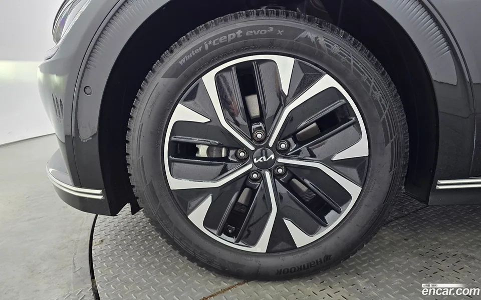 Kia EV6 2023 — миниатюра 5