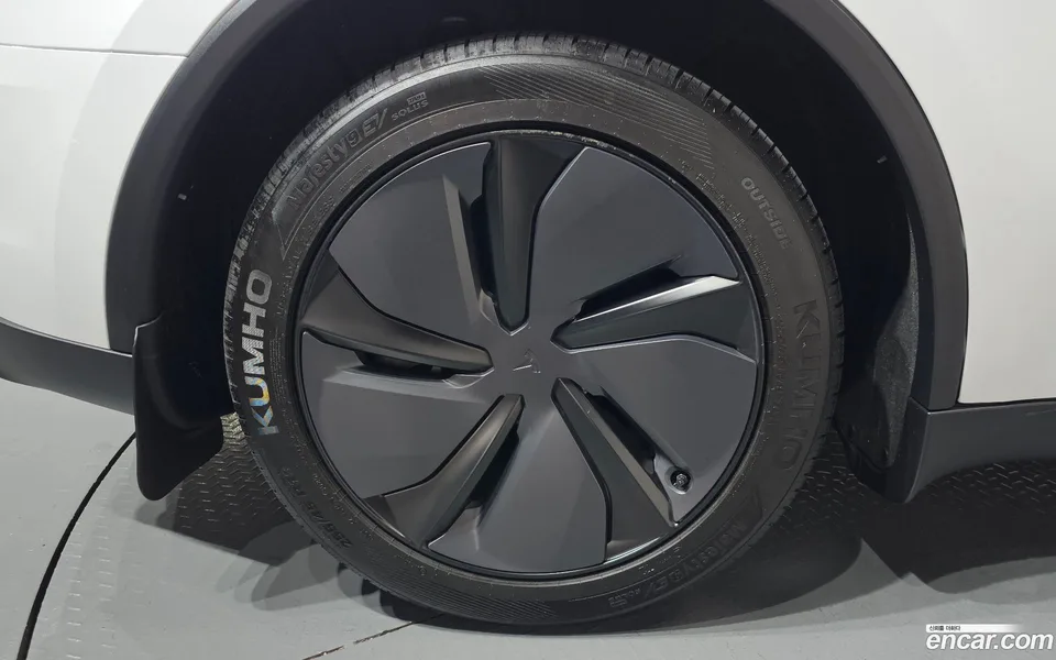Tesla Model Y RWD 2025 — миниатюра 2