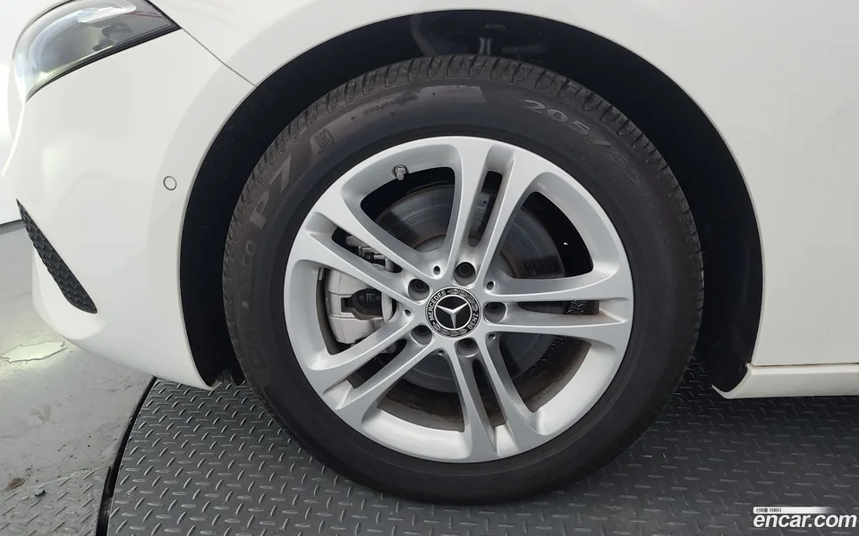 Mercedes-Benz A-Class A220 2025 — миниатюра 2