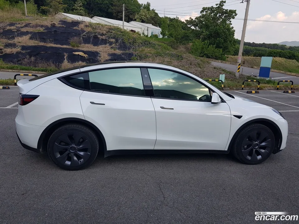 Tesla Model Y RWD 2025 — миниатюра 5