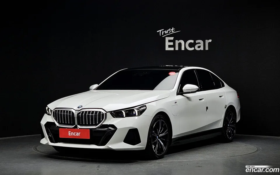 BMW 5 Series 530e M 2025 — фото 1, купить с доставкой в Москву