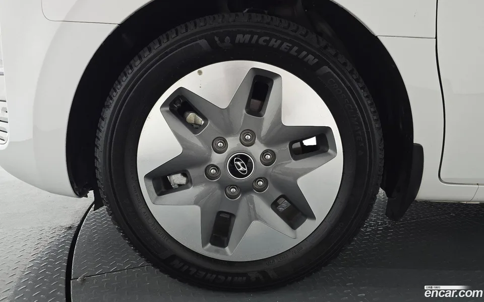 Hyundai Staria L3.5 11 2023 — миниатюра 2