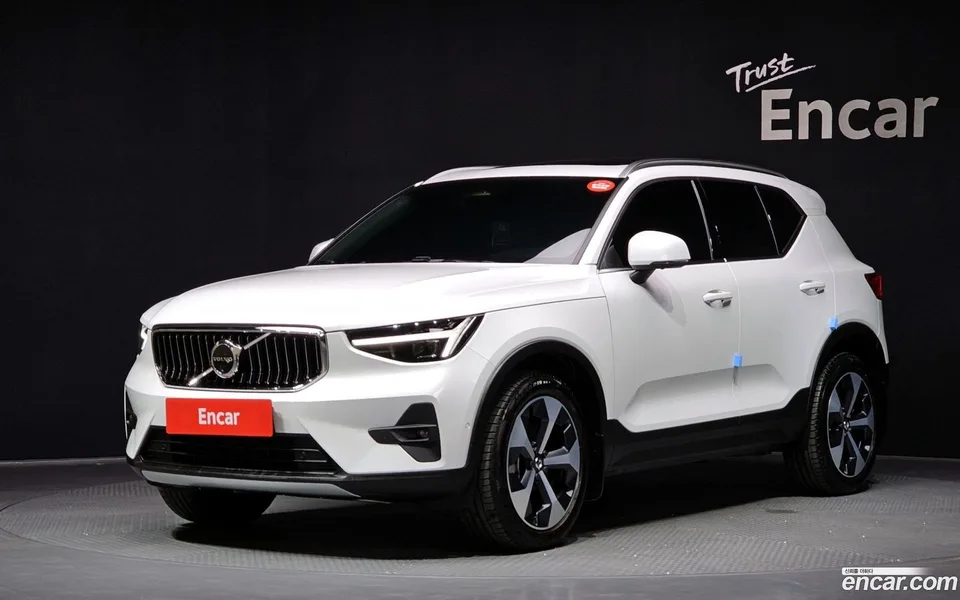 Volvo XC40 B4 2024 — фото 1, купить с доставкой в Москву