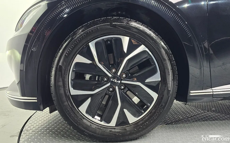 Kia EV6 2023 — миниатюра 2