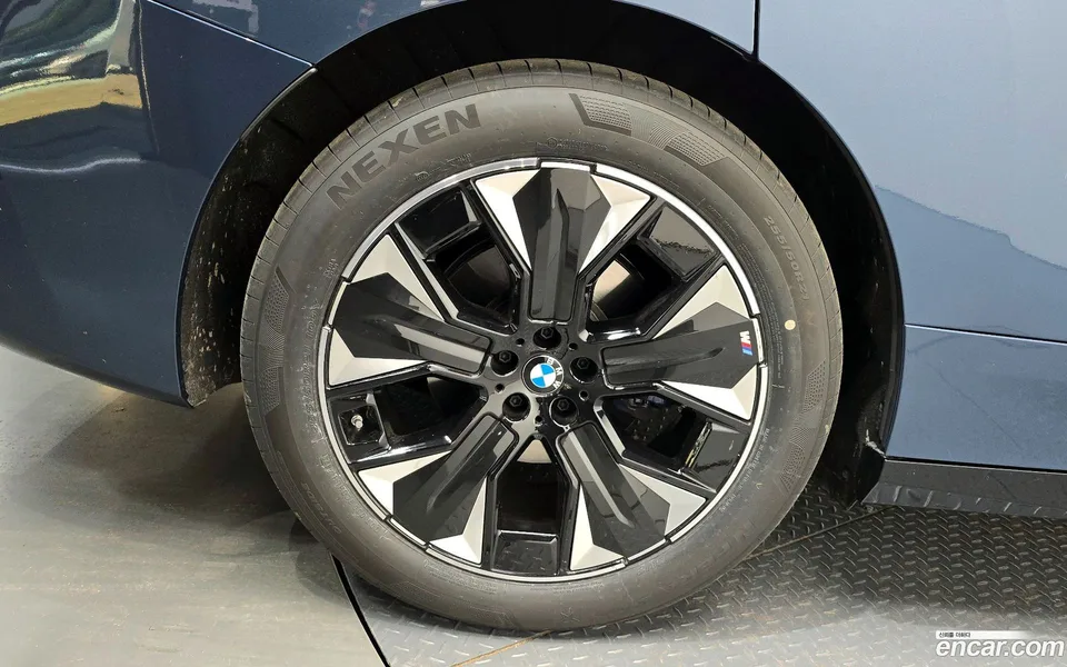 BMW iX xDrive45 M 2025 — миниатюра 5