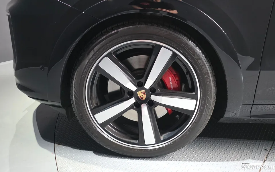 Porsche Cayenne 4.0 GTS 2025 — миниатюра 2